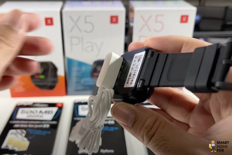 Man sieht, wie das Ladekabel an er XPLORA X5 Play angeschlossen ist.